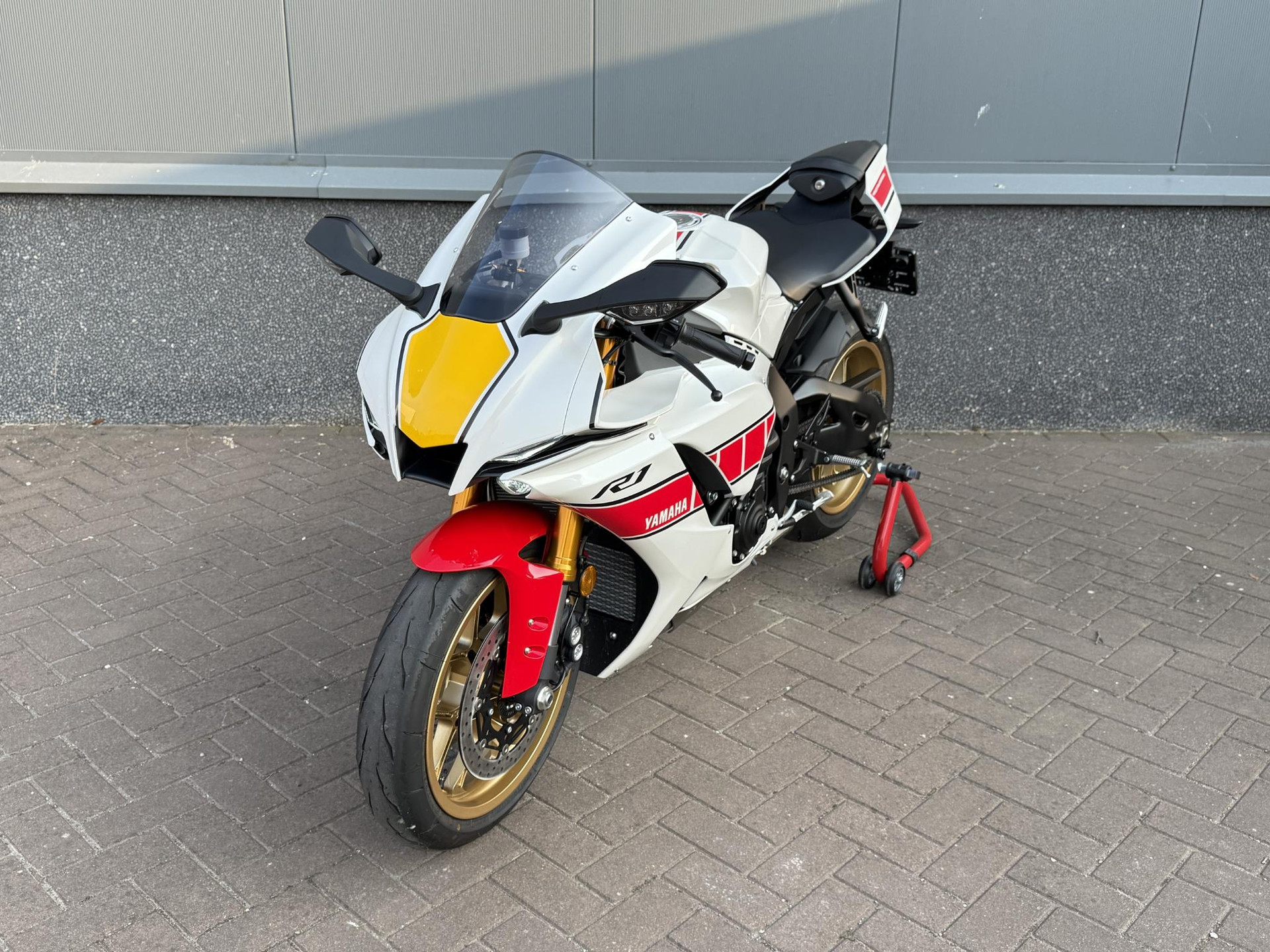 46415785-1.jpg