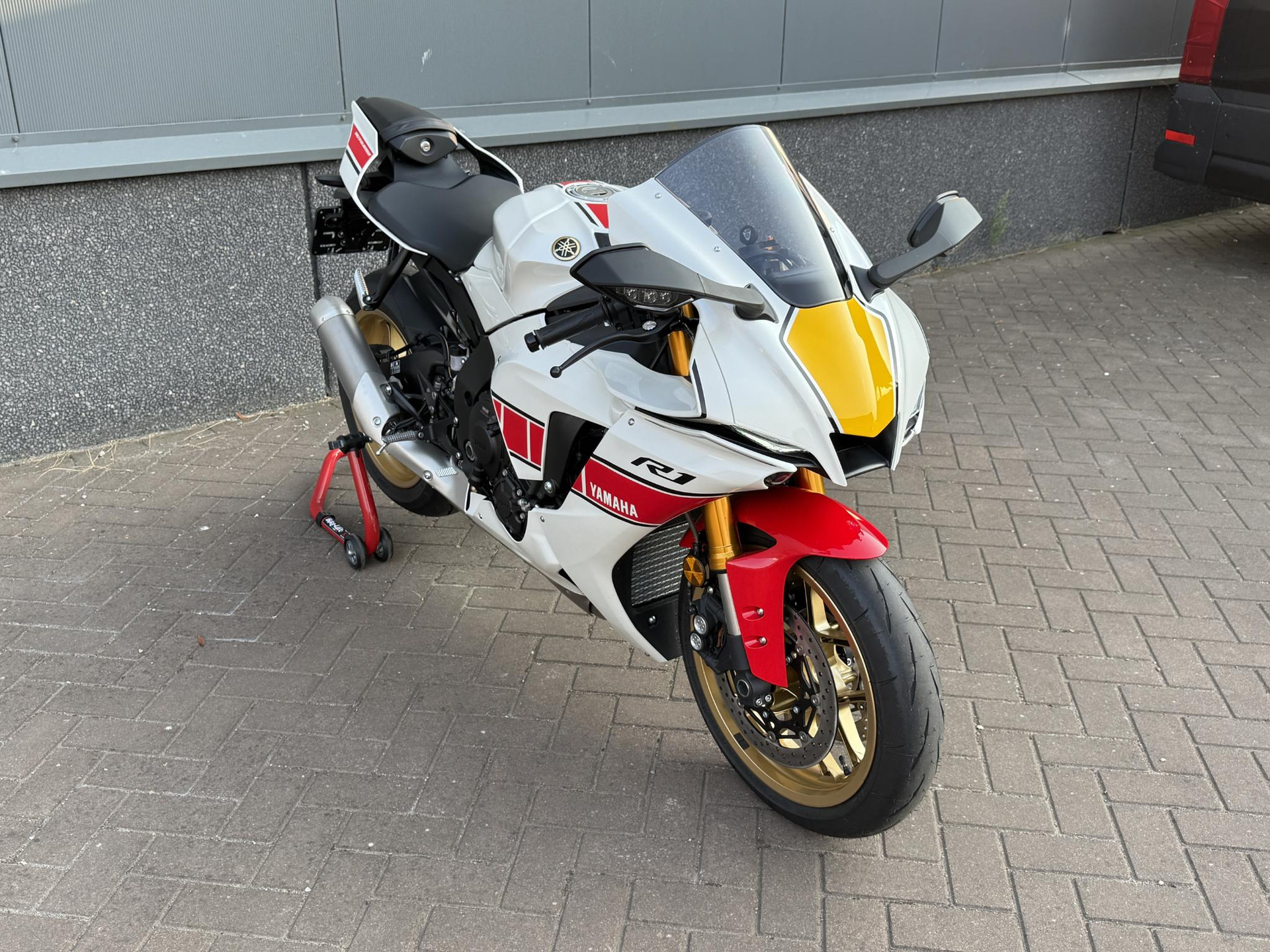 46415785-3.jpg